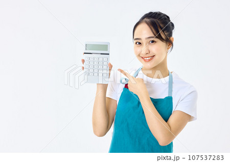 電卓を使うエプロン姿の若い主婦 電卓を使うエプロン姿の若い主婦 107537283