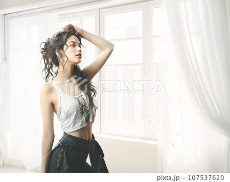 白いカーテンと女性 107537620