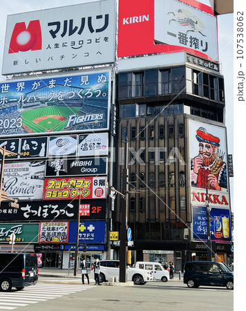 賑やかな歓楽街にある札幌すすきのの有名なビル街の景色 賑やかな歓楽街にある札幌すすきのの有名なビル街の景色 107538062