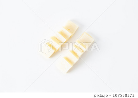 チーズサンド　白バック 107538373