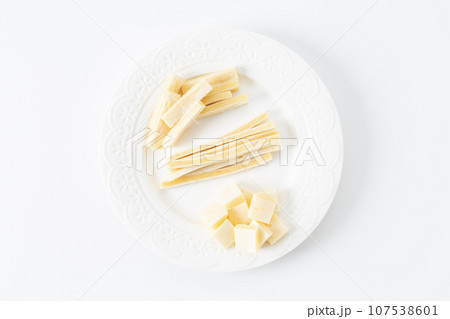 チーズ盛り合わせ　白背景 107538601