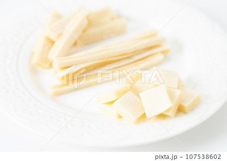 チーズ盛り合わせ　白バック 107538602