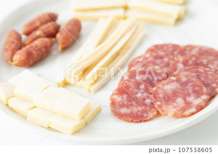 おつまみ盛り合わせ　白バック 107538605