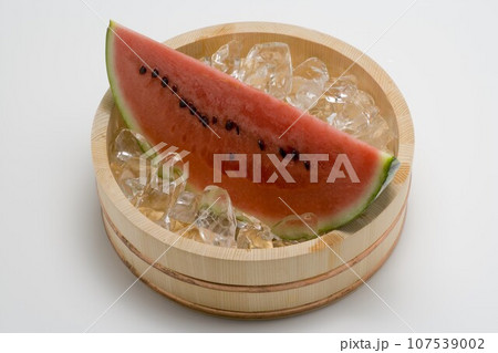 氷桶にスイカ 氷桶にスイカ 107539002