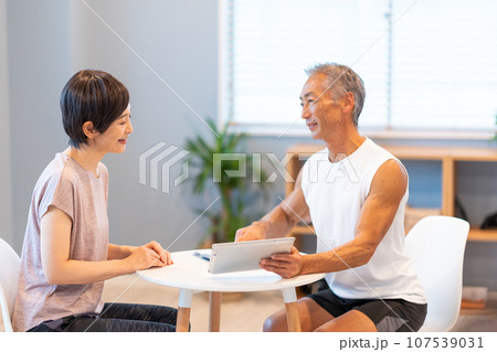 スポーツジム　入会案内　カウンセリング 107539031