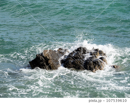 海岸の岩と波飛沫。10月の日本海(若狭湾)の海岸。 海岸の岩と波飛沫。10月の日本海(若狭湾)の海岸。 107539610