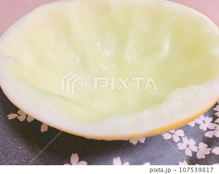 食べ終わった後のメロンの皮　写真素材 107539817