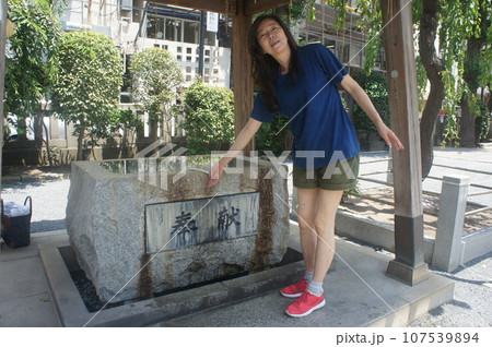 リゾート地を歩く健康的な女性 リゾート地を歩く健康的な女性 107539894