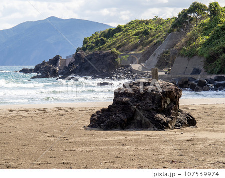 難波江海水浴場(福井県大飯郡高浜町難波江)。砂浜と岩の風景。 107539974