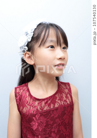 ドレスを着た小学生の女の子 107540130