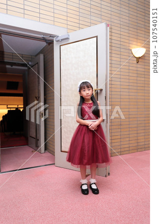 ドレスを着た小学生の女の子 107540151