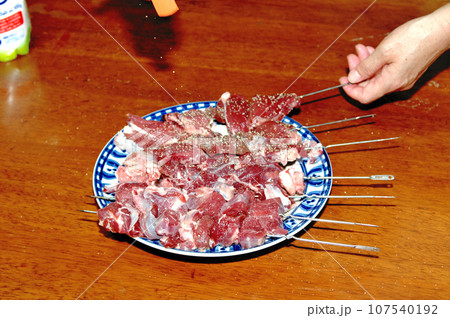 キャンプで鹿の肉を串焼きにした キャンプで鹿の肉を串焼きにした 107540192