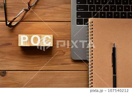 POCに並べられた木のキューブとPCとノートとペン 107540212