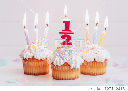 ハーフバースデーのケーキ 生後6ヶ月の誕生日 ハーフバースデーのケーキ 生後6ヶ月の誕生日 107540818