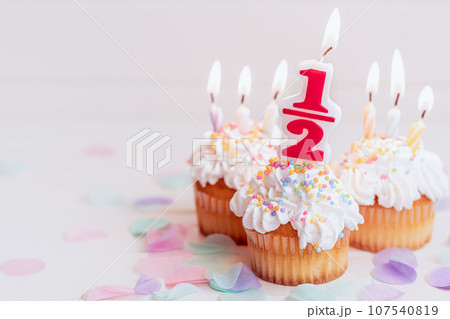 ハーフバースデーのケーキ　生後6ヶ月の誕生日 107540819