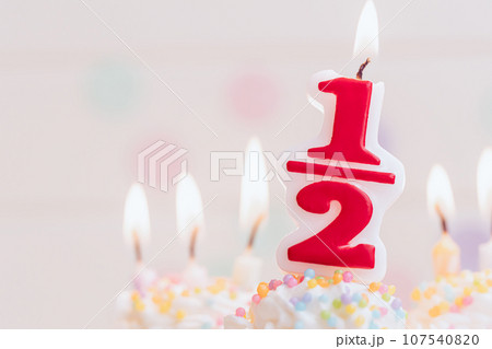 ハーフバースデーのケーキ 生後6ヶ月の誕生日 ハーフバースデーのケーキ 生後6ヶ月の誕生日 107540820