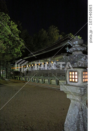 秋の夜の高野山寺院 107540865