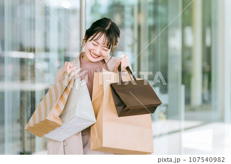 買い物・ショッピング・爆買い・無駄遣いするビジネスウーマン・女性 107540982