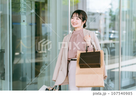 買い物・ショッピング・爆買い・無駄遣いするビジネスウーマン・女性 107540985