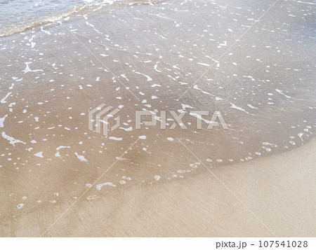 透明な海の砂浜の波打ち際。 透明な海の砂浜の波打ち際。 107541028