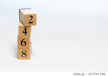 木のブロック 数字 2468 木のブロック 数字 2468 107541396