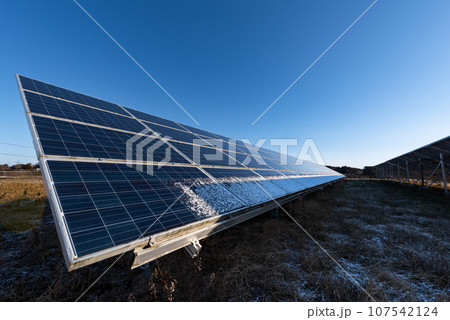 太陽光発電パネルと積雪 107542124
