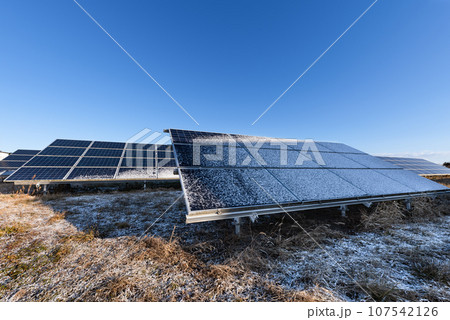 太陽光発電パネルと積雪 太陽光発電パネルと積雪 107542126