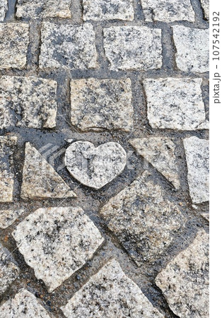 ハートの形をした石畳の道 ハートの形をした石畳の道 107542192