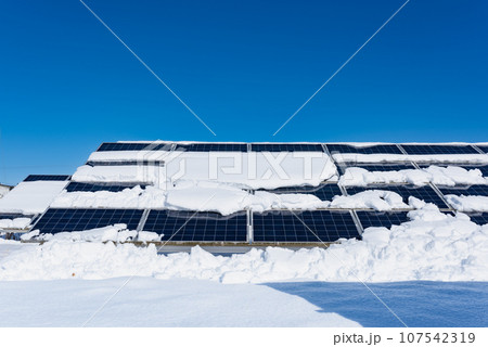 太陽光発電パネルと積雪と雪解 太陽光発電パネルと積雪と雪解 107542319