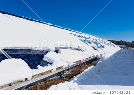太陽光発電パネルと積雪と雪解 太陽光発電パネルと積雪と雪解 107542321