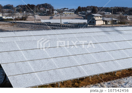 太陽光発電パネルと積雪 太陽光発電パネルと積雪 107542456