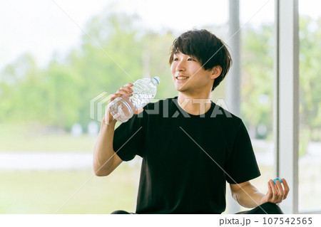 トレーニング・ワークアウトをしながら水を飲む男性 トレーニング・ワークアウトをしながら水を飲む男性 107542565