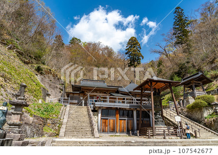山形県山形市 山寺と通称される立石寺の山頂の奥之院と大仏殿 山形県山形市 山寺と通称される立石寺の山頂の奥之院と大仏殿 107542677