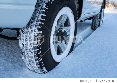 厳冬期の降雪の道　雪の轍 107542916