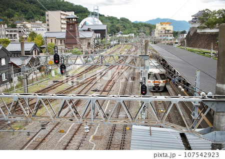 甲府駅に着く電車 甲府駅に着く電車 107542923