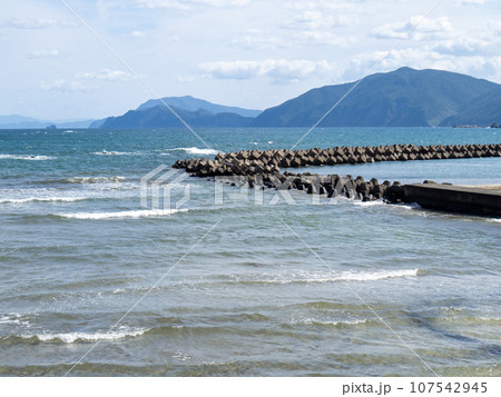 関屋川河口と日本海(若狭湾)の風景。福井県大飯郡高浜町。 関屋川河口と日本海(若狭湾)の風景。福井県大飯郡高浜町。 107542945