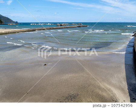 関屋川河口と日本海(若狭湾)の風景。福井県大飯郡高浜町。 107542956