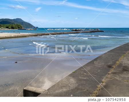関屋川河口と日本海(若狭湾)の風景。福井県大飯郡高浜町。 107542958