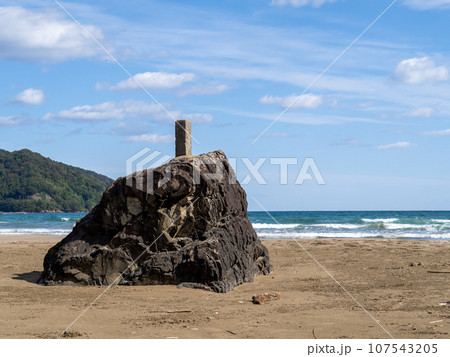 難波江海水浴場(福井県大飯郡高浜町難波江)。砂浜と岩の風景。 107543205
