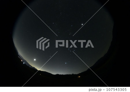 北杜市白州町、未明の東の空。金星と木星の間の冬の星々。 107543305