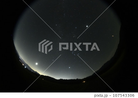 北杜市白州町、未明の東の空。金星と木星の間の冬の星々。 107543306