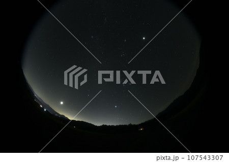 北杜市白州町、未明の東の空。金星と木星の間の冬の星々。 107543307
