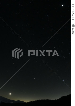 北杜市白州町、未明の東の空。金星と木星の間の冬の星々。 107543311