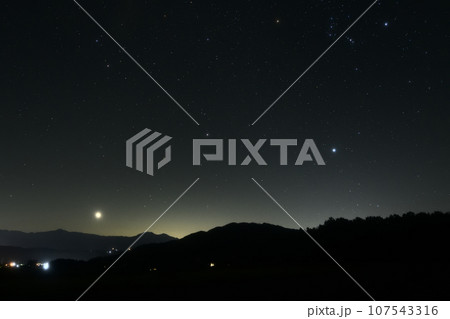 北杜市白州町、未明の東の空。昇り来る金星と冬の大三角。 107543316