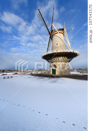 雪化粧した長沼フートピア公園丘の上のオランダ風車 107543570
