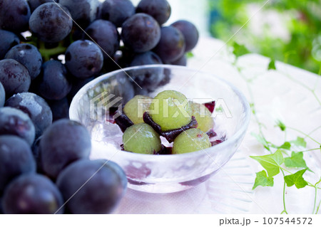 皮を剝いた巨峰(1) 皮を剝いた巨峰(1) 107544572