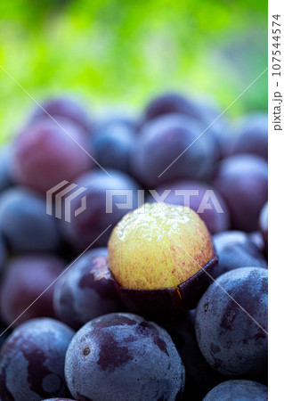 剥いたピオーネ(2) 107544574