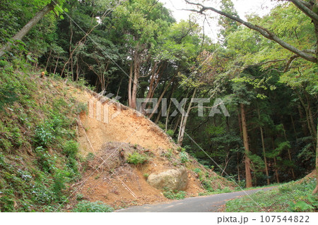 土砂崩れが起きた山間部の道路 土砂崩れが起きた山間部の道路 107544822