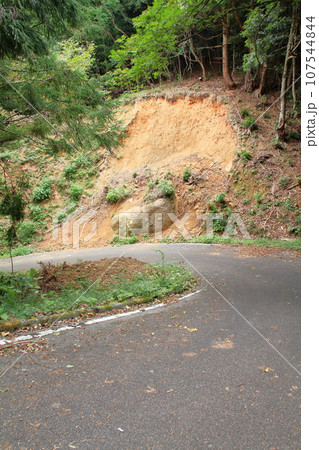 土砂崩れが起きた山間部の道路 107544844