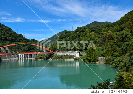 黒部峡谷鉄道からの湖面橋 107544980